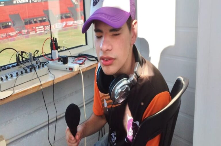 Agustín Marzo cumpliendo tareas de locutor en el estadio Grella.