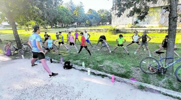 Los alumnos de la Escuelita de triatlón bovrilense se concentran en el predio del Complejo Polideportivo comunal. Escuelita Bovril Tri Team