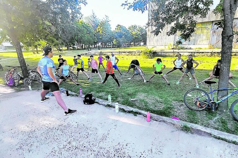 Los alumnos de la Escuelita de triatlón bovrilense se concentran en el predio del Complejo Polideportivo comunal. Escuelita Bovril Tri Team