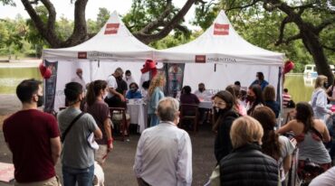Una multitud concurrió este martes a realizarse los test en el Parque Independencia. Marcelo Manera.
