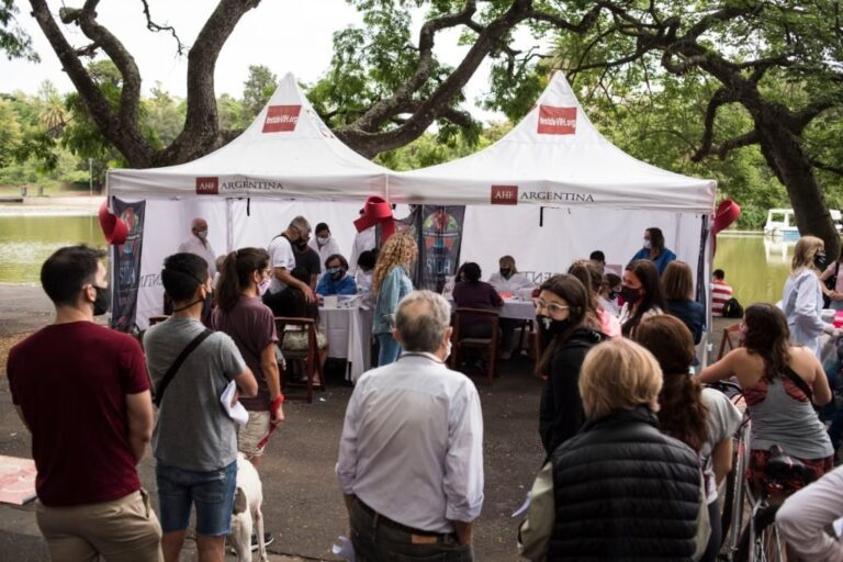 Una multitud concurrió este martes a realizarse los test en el Parque Independencia. Marcelo Manera.