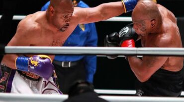 Roy Jones Jrs. lanza el jab de izquierda y Mike Tyson esquiva. La exhibición fue trabada pero emotiva. EFE