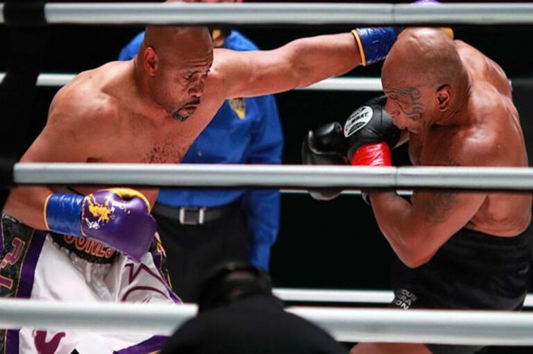 Roy Jones Jrs. lanza el jab de izquierda y Mike Tyson esquiva. La exhibición fue trabada pero emotiva. EFE