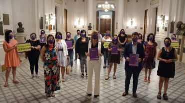 "A casi un año del comienzo de nuestra gestión nos enorgullece que Santa Fe haya consolidado una democracia paritaria completa"