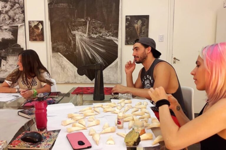 "Púrpura" es un proyecto de gestión que trabaja sobre los modos de aprender y enseñar en el campo de las artes visuales
