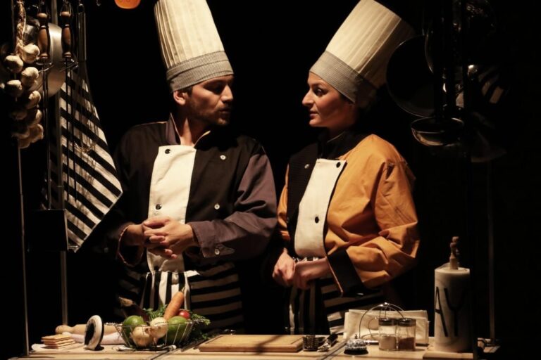 Pedro Peterson y Verónica Petean en "Chefpeare: recetas teatrales del Bardo inglés"