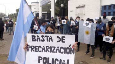 En septiembre pasado en Rosario un grupo pequeño de retirados y familiares de policías realizaron un acampe en el acceso de la Unidad Regional II. Archivo El Litoral