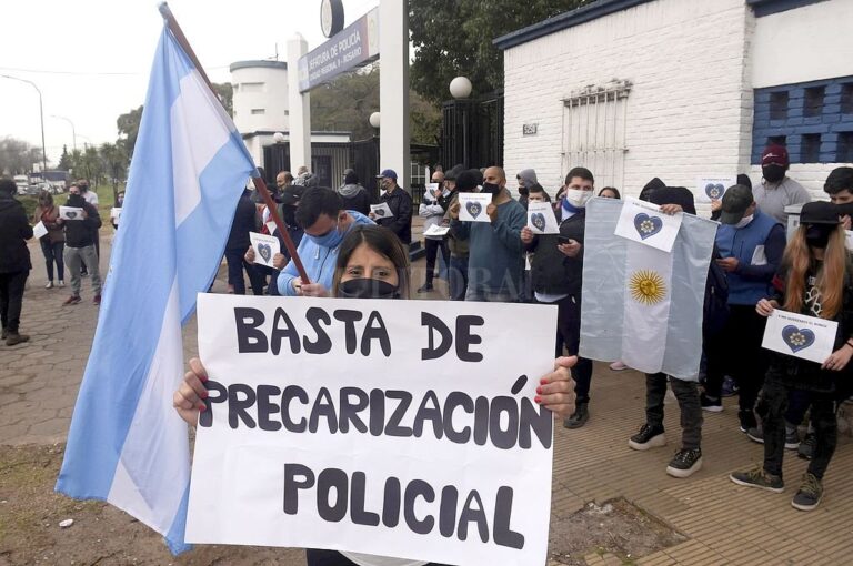 En septiembre pasado en Rosario un grupo pequeño de retirados y familiares de policías realizaron un acampe en el acceso de la Unidad Regional II. Archivo El Litoral