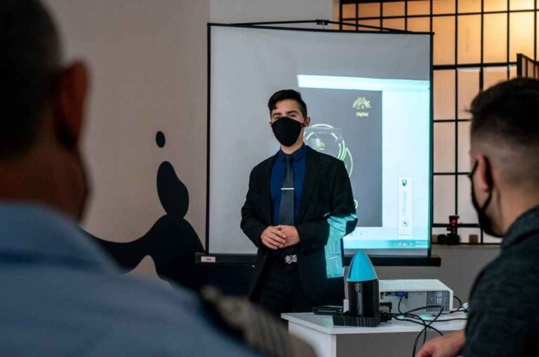 Presentación. Santiago mostró el prototipo de su creación esta semana durante una visita a Senda