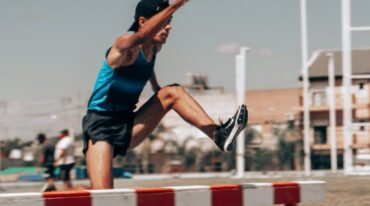 Dylan Van der Hock saltando en la carrera de 3000 metros con obstáculos.