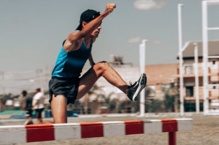 Dylan Van der Hock saltando en la carrera de 3000 metros con obstáculos.