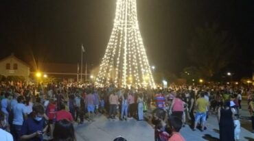 Unos 1.500 ceresinos acompañaron el encendido del gran árbol navideño. Gentileza.