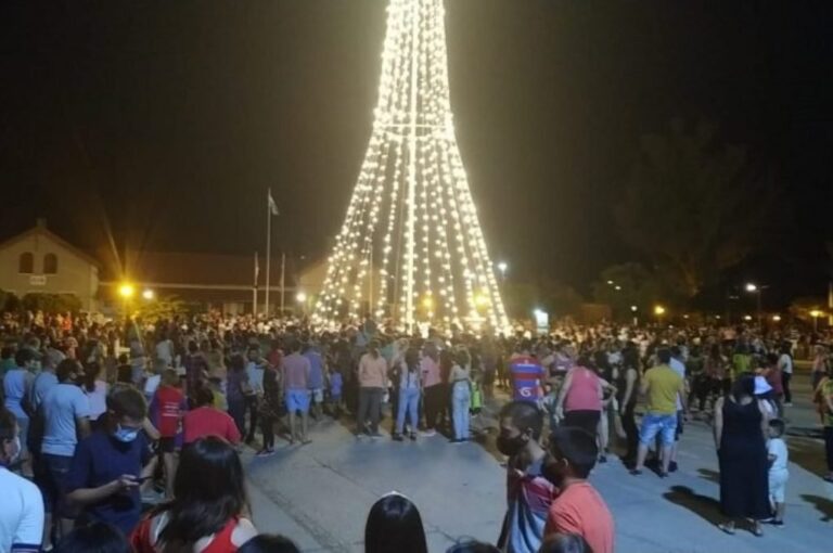 Unos 1.500 ceresinos acompañaron el encendido del gran árbol navideño. Gentileza.