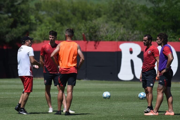 Kudelka da indicaciones a los defensores de Newell's. Gentileza: prensa Newell's Old Boys.