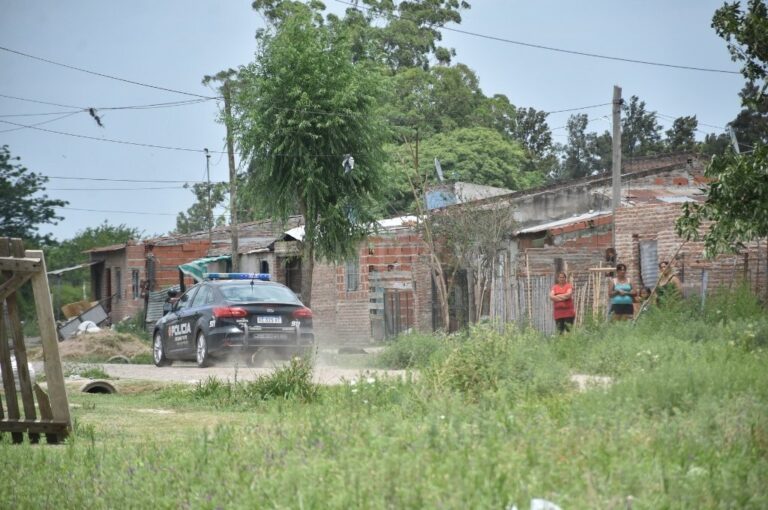 Territorio devastado. Más de diez casas fueron incendiadas en distintos días de la semana en barrio Las Vegas. Los casos se dieron en el fondo de la barriada. Entre 7 y 8 fueron en un mismo día. Flavio Raina