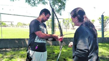 En la escuela comenzaron unas quince personas entre adultos y niños. Cinco arqueros son de la  Asociación de sordos.