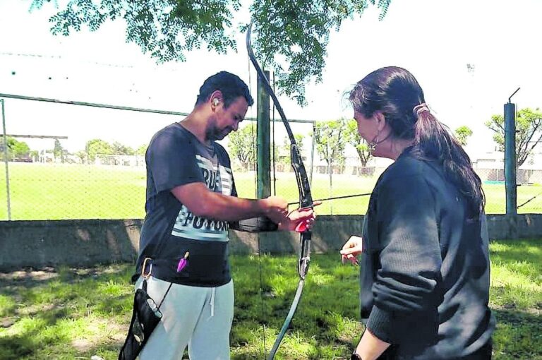 En la escuela comenzaron unas quince personas entre adultos y niños. Cinco arqueros son de la  Asociación de sordos.