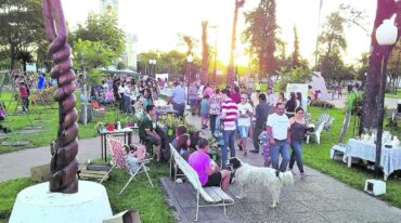 La feria de emprendedores tuvo una gran concurrencia de vecinos de Villa del Rosario y localidades cercanas.