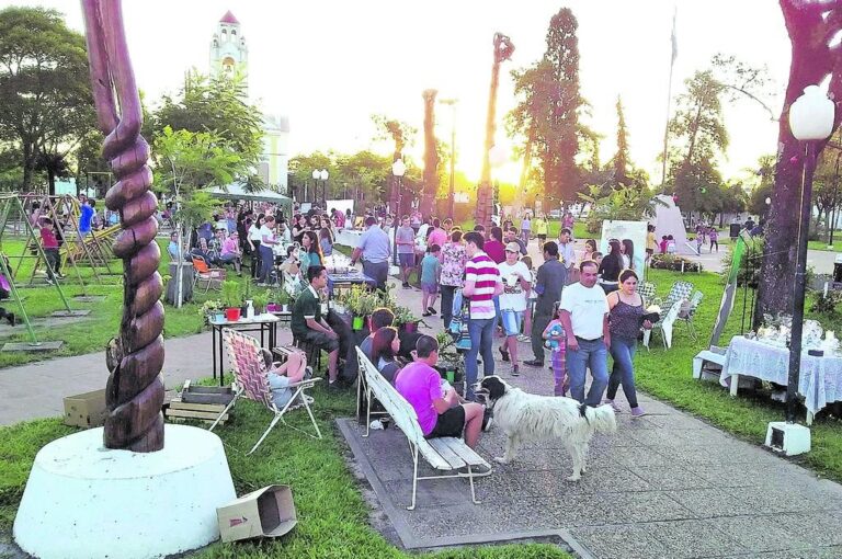 La feria de emprendedores tuvo una gran concurrencia de vecinos de Villa del Rosario y localidades cercanas.