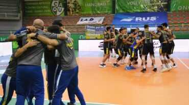 Festejo de cuerpo técnico y de jugadores.