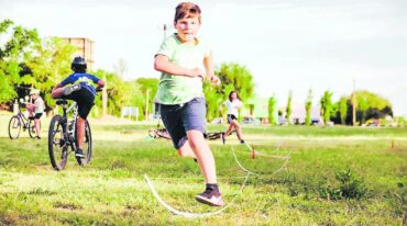 Los gurises de la Escuela de Iniciación Deportiva con Orientación en Pruebas Combinadas juegan y aprenden técnicas de entrenamiento en Victoria. Martín Yone