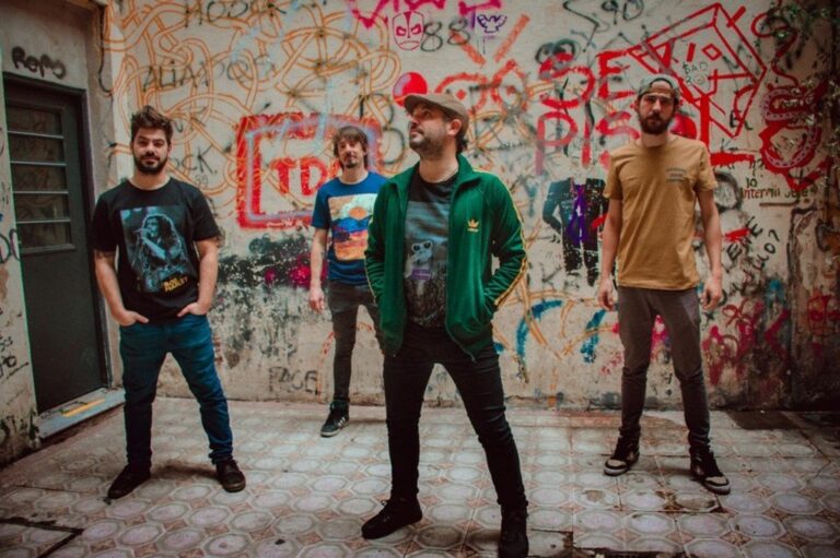 Franz Funes (guitarra y voz)