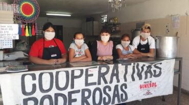 Estudiantes de la UNL trabajan junto a la ONG La Poderosa en barrio Chalet. Archivo.