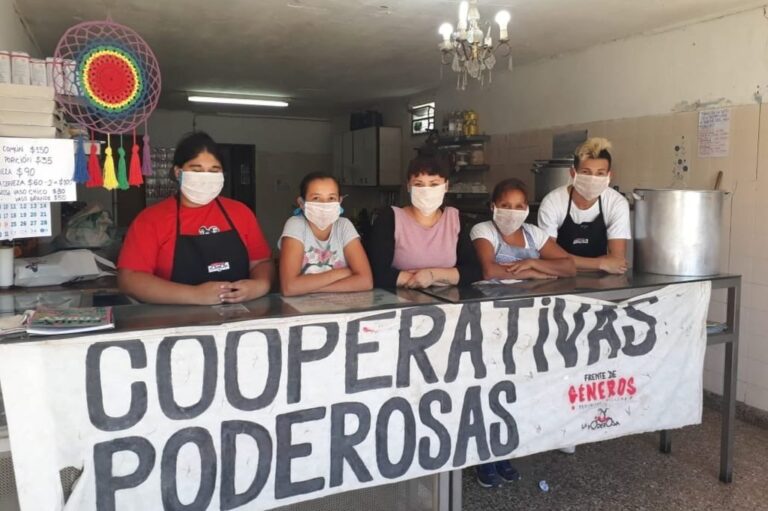 Estudiantes de la UNL trabajan junto a la ONG La Poderosa en barrio Chalet. Archivo.