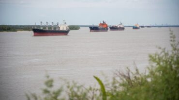 Los sindicatos llevan nueve días de paro nacional en 22 puertos granarios del país. Son 85 los barcos detenidos entre Timbúes y Villa Constitución. Marcelo Manera.