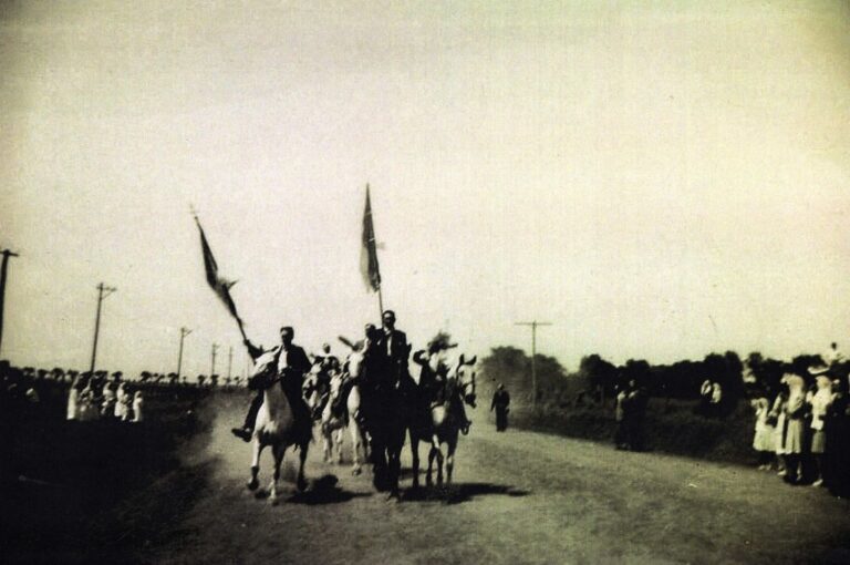 Lucía Brunazzo. Imagen de la llegada de la cruz misionera por el camino central de 1956. Gentileza.