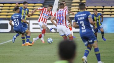 Gastón González encara y nace el primero de Unión. Gran desempeño del "ahora" volante tatengue. Marcelo Manera