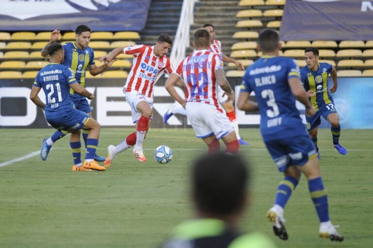 Gastón González encara y nace el primero de Unión. Gran desempeño del "ahora" volante tatengue. Marcelo Manera