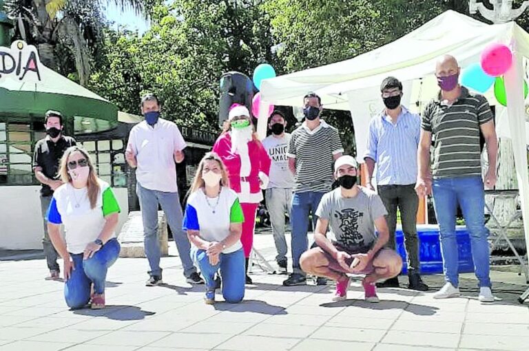 La montaña de juguetes y ropa que pudieron recolectar será llevada a tres lugares que sirven de comedores y merenderos de niños que asisten en busca de comida y contención.