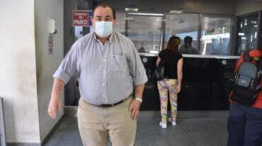 Polifuncional. El director del hospital fue quien recibió este miércoles a los pacientes que llegaron a la Guardia