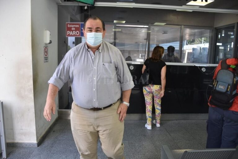 Polifuncional. El director del hospital fue quien recibió este miércoles a los pacientes que llegaron a la Guardia