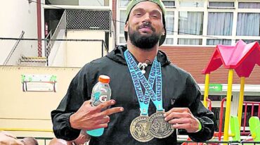 Ignacio Akermam luce con orgullo las dos medallas que obtuvo en el Campeonato Argentino de Fisicoculturismo. Gentileza Ignacio Akermam