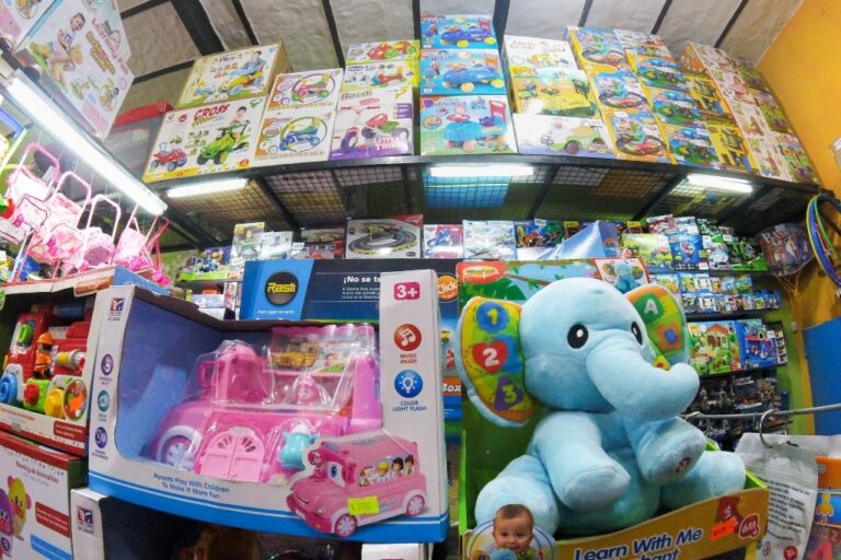 Según se desprende del articulado del decreto los comercios podrán abrir sus puertas en los siguientes horarios: comercios mayoristas y minoristas de lunes a sábados de 8 a 22 horas. Archivo.