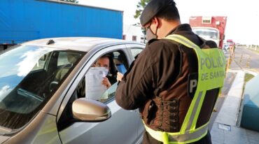 La presencia en rutas de las fuerzas de seguridad provinciales y municipales tienen por objetivo reforzar las medidas de prevención para evitar siniestros viales. Gentileza: prensa Gobierno de Santa Fe.