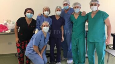 El equipo médico que trabajó en la compleja cirugía realizada en el Cemafe. El resultado fue exitoso. Gentileza