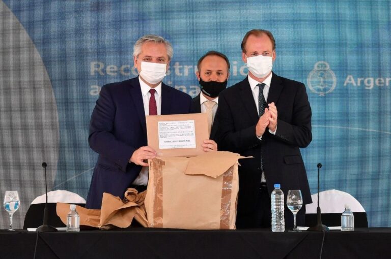 El gobernador Bordet entregó un presente al Presidente