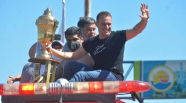 Una multitud le brindó el lunes una cálida bienvenida al paranaense tras su regreso desde San Juan