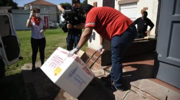 El momento preciso en que llegaron las vacunas al Hospital Eva Perón de Granadero Baigorria. Marcelo Manera.