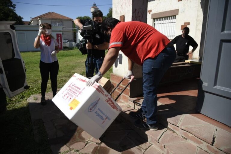 El momento preciso en que llegaron las vacunas al Hospital Eva Perón de Granadero Baigorria. Marcelo Manera.