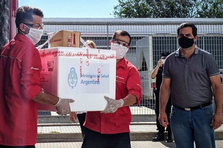 "Se hizo un trabajo intenso desde el Ministerio en estos días previos y logramos hoy tener la vacuna acá. En la provincia vamos a tener 300 centros que van a distribuir las vacunas