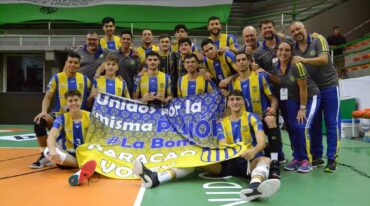 El plantel de Paracao celebra 'Feliz' su gran campaña en Mar del Plata. Subcampeón en su debut en las ligas mayores. Gentileza Eugenia Candal