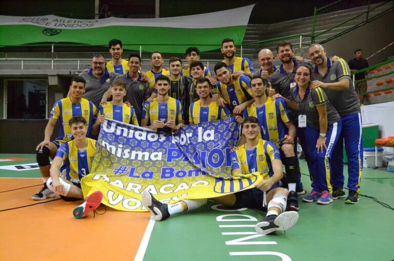 El plantel de Paracao celebra 'Feliz' su gran campaña en Mar del Plata. Subcampeón en su debut en las ligas mayores. Gentileza Eugenia Candal