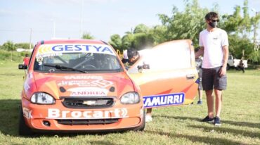 Favio Grinóvero llegó el Chevrolet de la Clase 2 del Turismo Pista al Barrio Uocra.