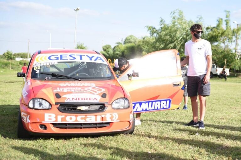 Favio Grinóvero llegó el Chevrolet de la Clase 2 del Turismo Pista al Barrio Uocra.