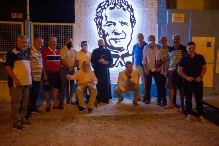 La obra de Alejandro Marmo ya luce en la fachada del Club Don Bosco. Todo un orgullo para la comunidad salesiana de la capital entrerriana. Marcelo Miño