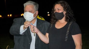 El jefe comunal entregó las llaves de las viviendas nuevas. Gentileza: prensa Comuna de Timbúes.